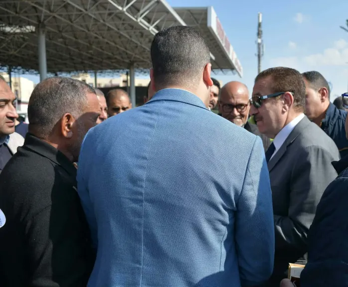 محافظ بورسعيد يتفقد مجمع المواقف.. ويوجه بوضع التعريفة الجديدة على السيارات