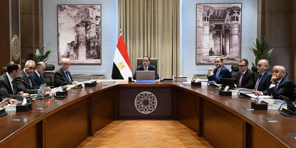 رئيس الوزراء يستعرض الإصدارة الجديدة المحدثة من وثيقة سياسة ملكية الدولة