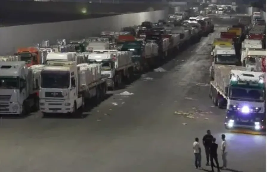 دفعات جديدة من المساعدات تدخل من معبر رفح البري إلى كرم أبو سالم لتعزيز احتياجات قطاع غزة