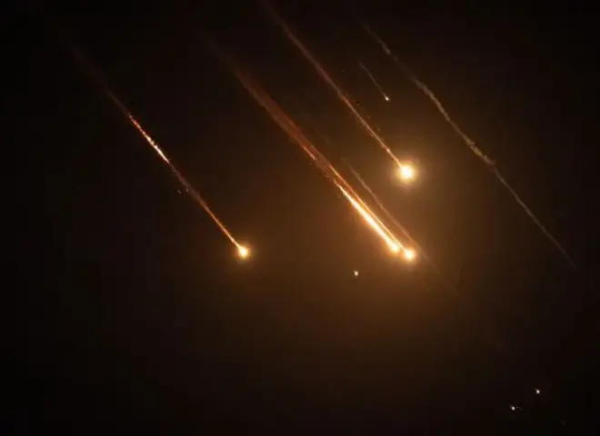 جيش الاحتلال: حزب الله أطلق قذائف صاروخية نحو عدة مناطق بإسرائيل