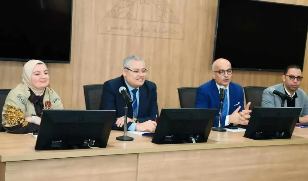 رئيس جامعة عين شمس يبحث مع خريجي الدفعة الأولى من جامعة هارفارد سبل التطوير المؤسسي