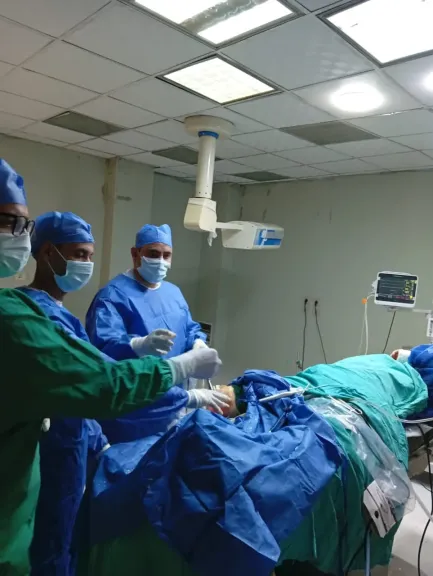 مستشفى الواسطى ببني سويف ينجح في إجراء جراحة معقدة لمريض يعاني من تيبس الركبة