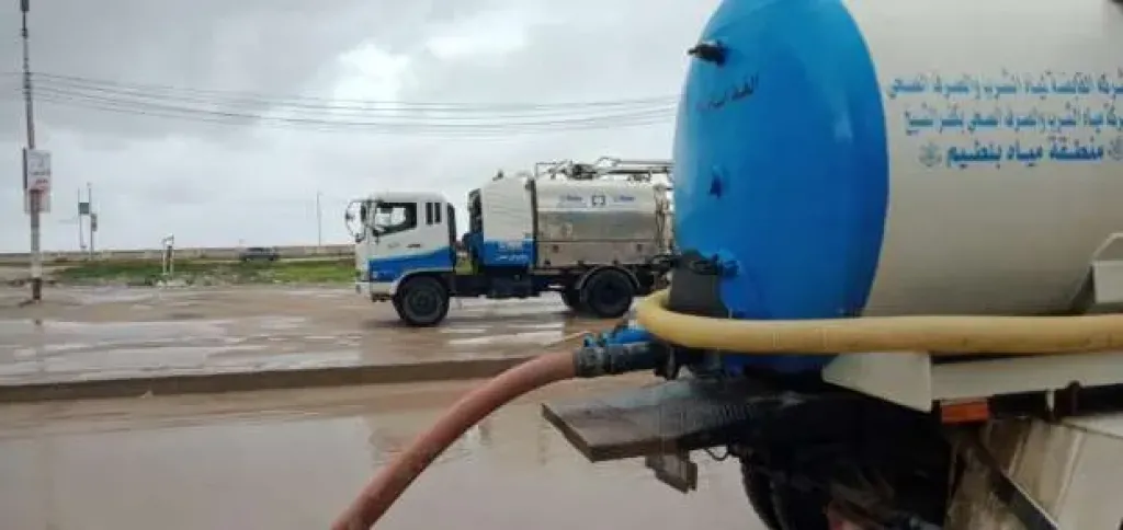 القابضة للمياه: تحقيق فوري في واقعة تفريغ سيارة كسح صرف صحي بالطريق العام