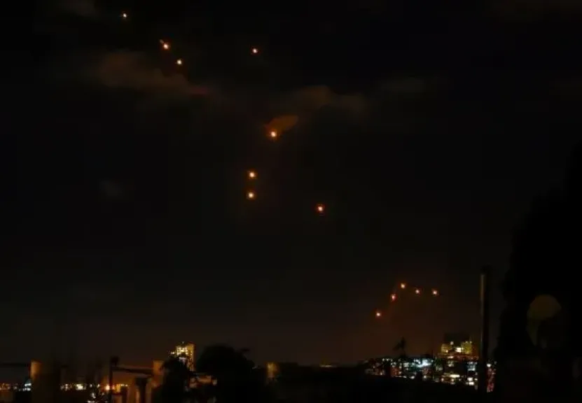 حزب الله يرد بـ40 صاروخا و5 مسيّرات والإنذارات تدوي بأرجاء إسرائيل