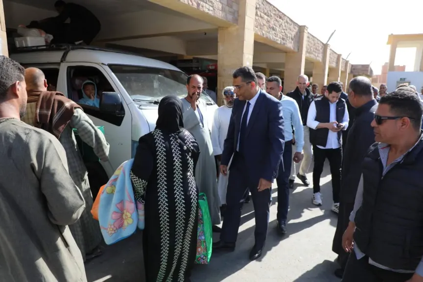 محافظ البحر الأحمر يتفقد موقف الأقاليم.. ويوجه بالالتزام بالأجرة المعلنة