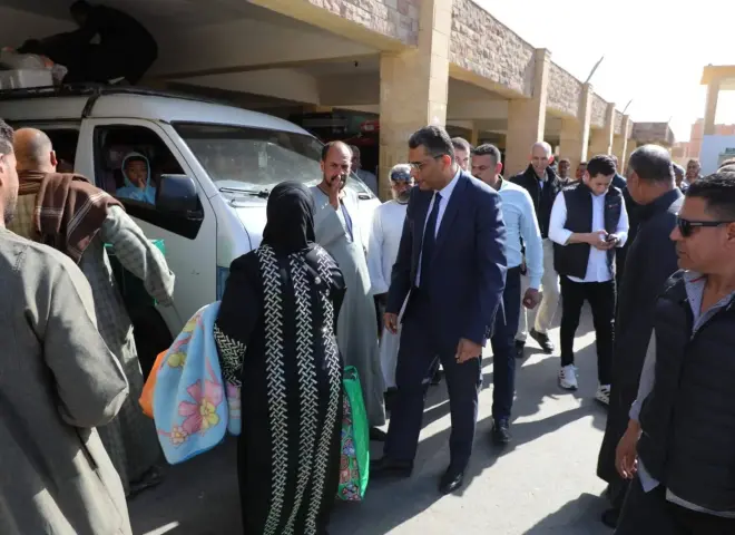 محافظ البحر الأحمر يتفقد موقف الأقاليم.. ويوجه بالالتزام بالأجرة المعلنة