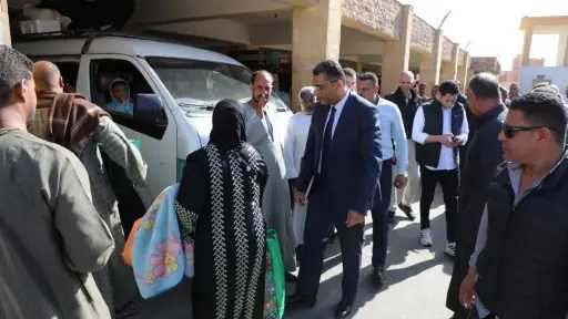 محافظ البحر الأحمر يتفقد موقف الأقاليم.. ويوجه بالالتزام بالأجرة المعلنة