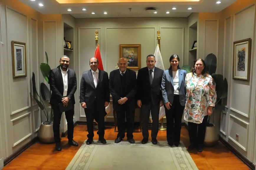 وزير التعليم العالي ومجدي يعقوب يناقشان تعزيز التعاون المشترك لدعم الرعاية الصحية