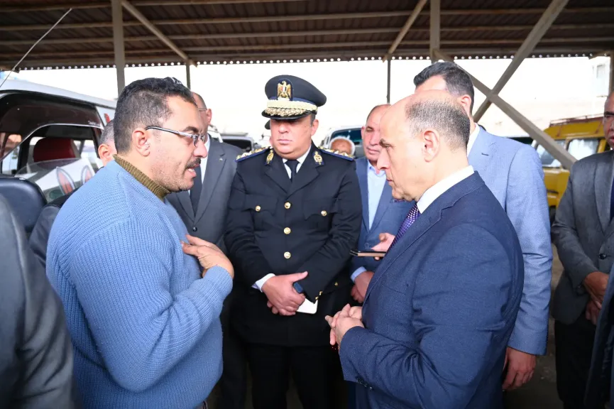 استعدادًا لعيد الفطر.. محافظ الغربية يتفقد موقفي الجلاء والجملة بطنطا لمتابعة الالتزام بالتعريفة