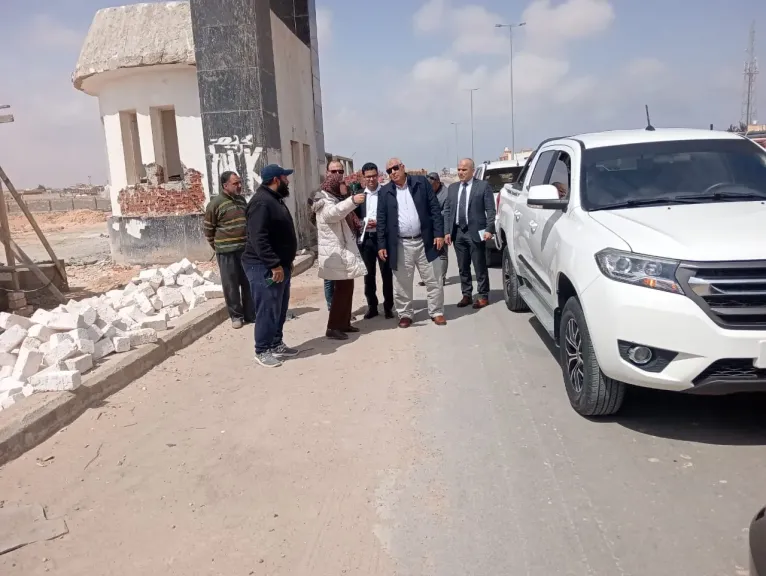 محافظ مطروح يتفقد أعمال تطوير بوابة مدخل المدينة بالكيلو 8