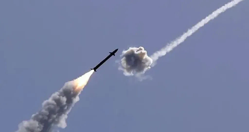 سقوط شظايا صواريخ إيرانية في 3 مواقع وسط إسرائيل