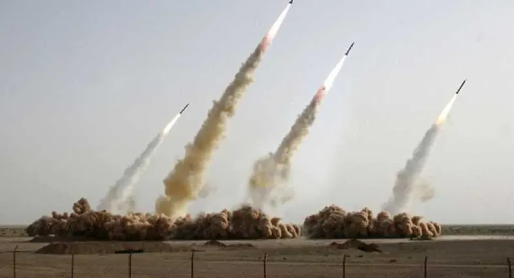 القناة 12 العبرية: إطلاق صواريخ من إيران باتجاه إسرائيل من بينها صاروخ عنقودي