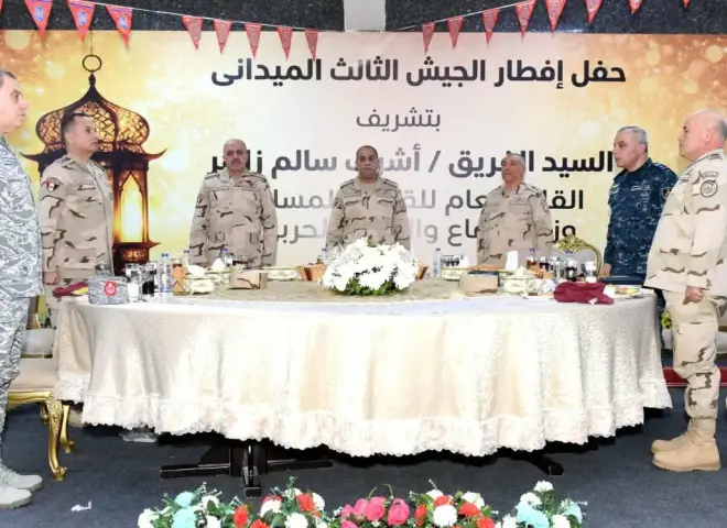 وزير الدفاع يلتقي مقاتلي الجيش الثالث الميداني وقوات شرق القناة لمكافحة الإرهاب.. ويشاركهم تناول الإفطار