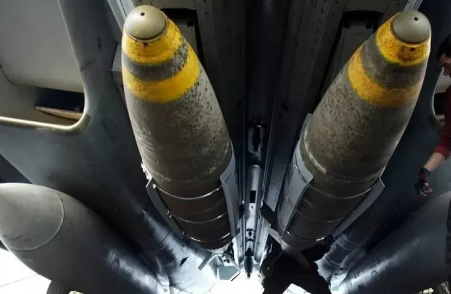 بي بي سي: استخدام القنابل الخارقة للتحصينات دليل على اعتقاد الولايات المتحدة باحتفاظ إيران بأسلحة تحت الأرض