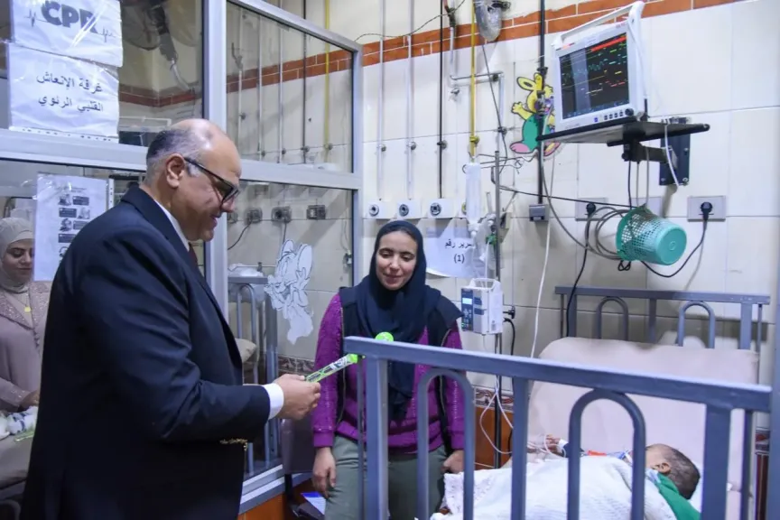 محافظ الإسكندرية يزور مستشفى الأنفوشي للأطفال لتهنئة المرضي بعيد الفطر المبارك