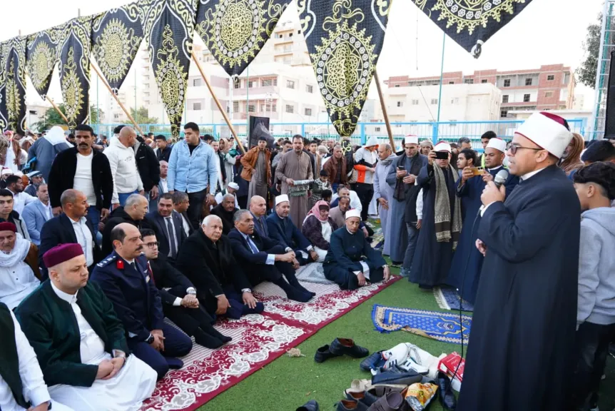 محافظ مطروح يؤدي صلاة عيد الفطر بساحة مركز الشباب ويشارك المواطنين فرحتهم