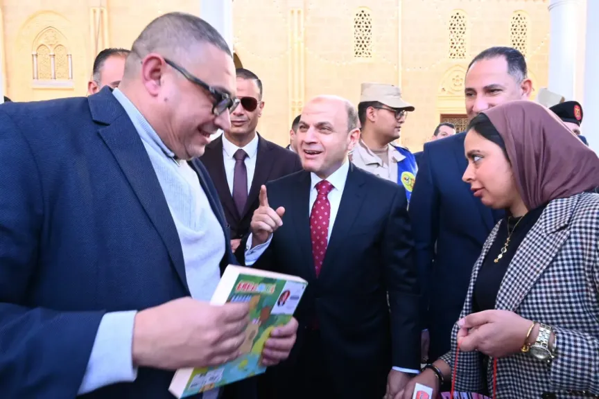 محافظ الغربية يشارك أهالي طنطا فرحة عيد الفطر بمسجد السيد البدوي ويهدي الأطفال هدايا الرئيس
