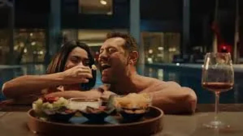 مشهد ساخن يثير انتقادات حادة لفيلم «السلم والثعبان 2.. لعب عيال» بعد عرضه.. والجمهور: «فين الرقابة؟»