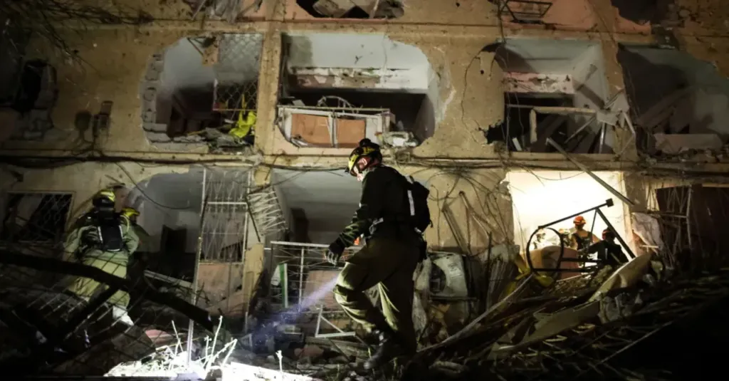 هجوم صاروخي يستهدف ديمونا جنوب إسرائيل.. إصابات وأضرار وحالة استنفار قرب منشأة نووية