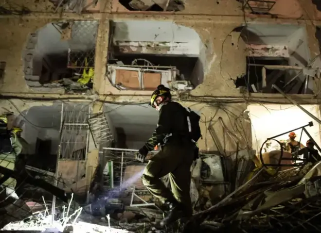 هجوم صاروخي يستهدف ديمونا جنوب إسرائيل.. إصابات وأضرار وحالة استنفار قرب منشأة نووية