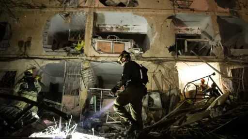 هجوم صاروخي يستهدف ديمونا جنوب إسرائيل.. إصابات وأضرار وحالة استنفار قرب منشأة نووية