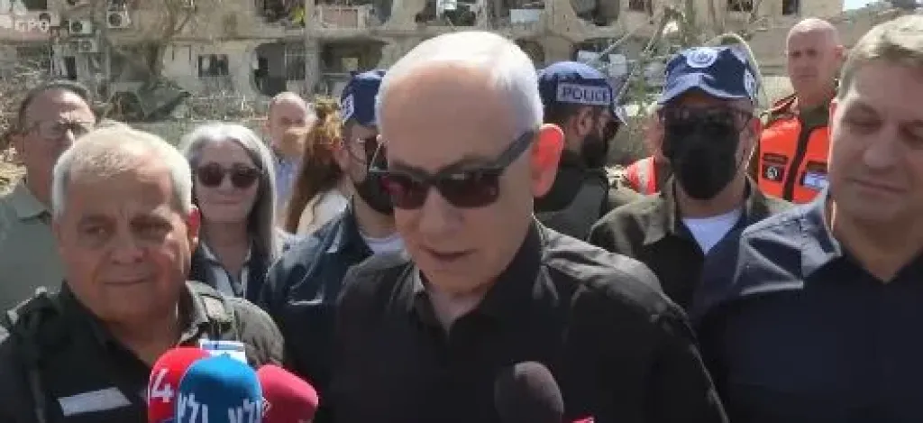 نتنياهو من موقع سقوط الصاروخ: سننتصر لكن لا أعرف متى