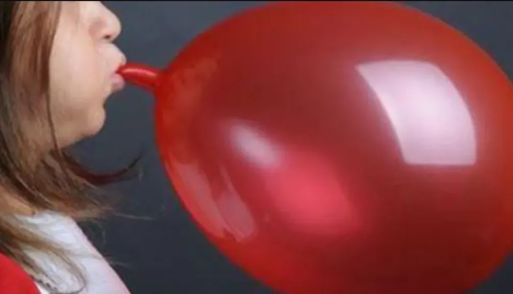 لجنة طبية بجامعة طنطا لمعاينة حالة طفلة دخلت في غيبوبة بعد ابتلاعها بالونة