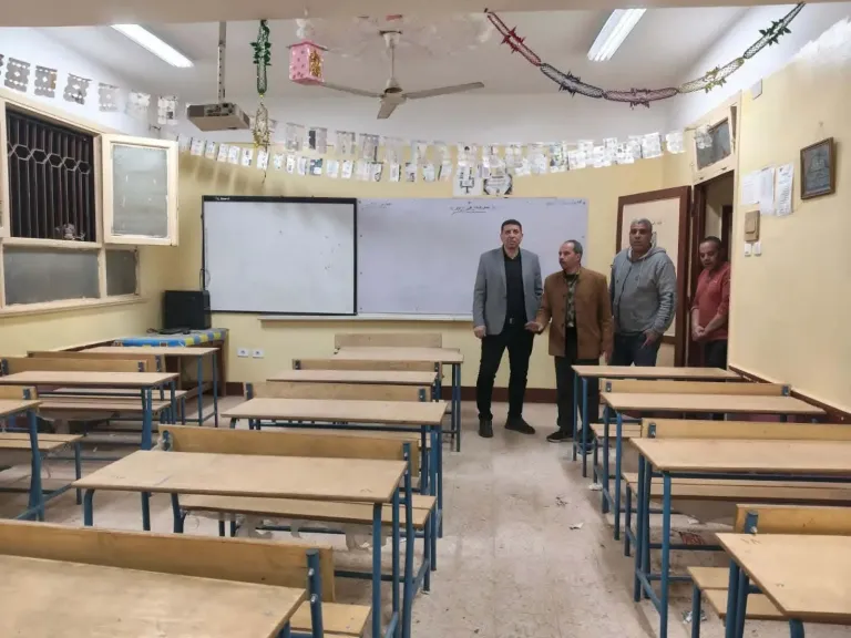 رئيس مدينة المنيا يقود جولة ليلية لمتابعة الخدمات والاستعداد للدراسة بقرى بني أحمد الغربية وطهنشا