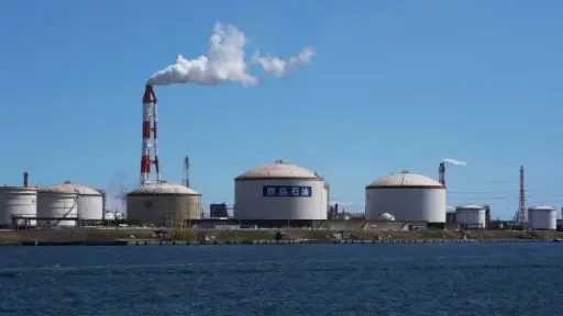 ناقلة نفط عملاقة “تكسر الحصار” في هرمز.. شحنة عراقية تشق طريقها وسط نيران الحرب