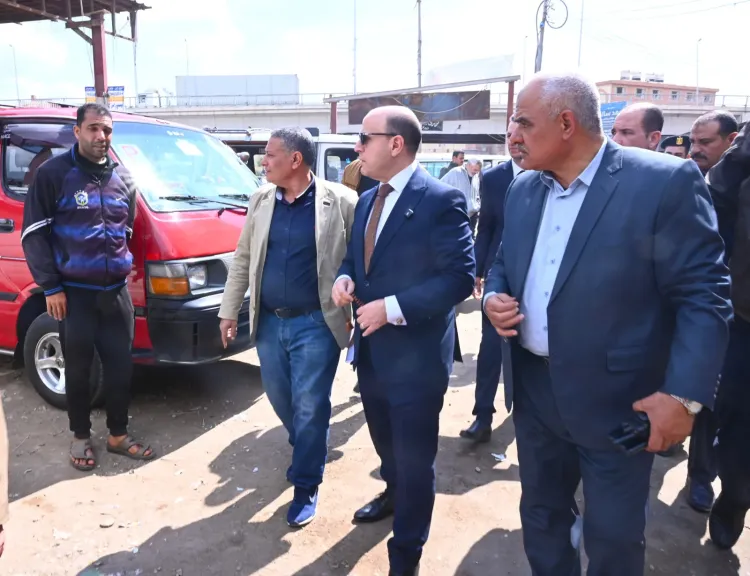 محافظ الغربية يتفقد موقف سمنود في أول أيام العمل لمتابعة انتظام حركة النقل والالتزام بالتعريفة