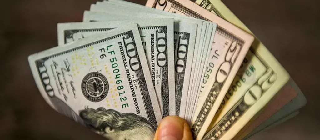 تراجع سعر الدولار مقابل الجنيه خلال منتصف تعاملات اليوم