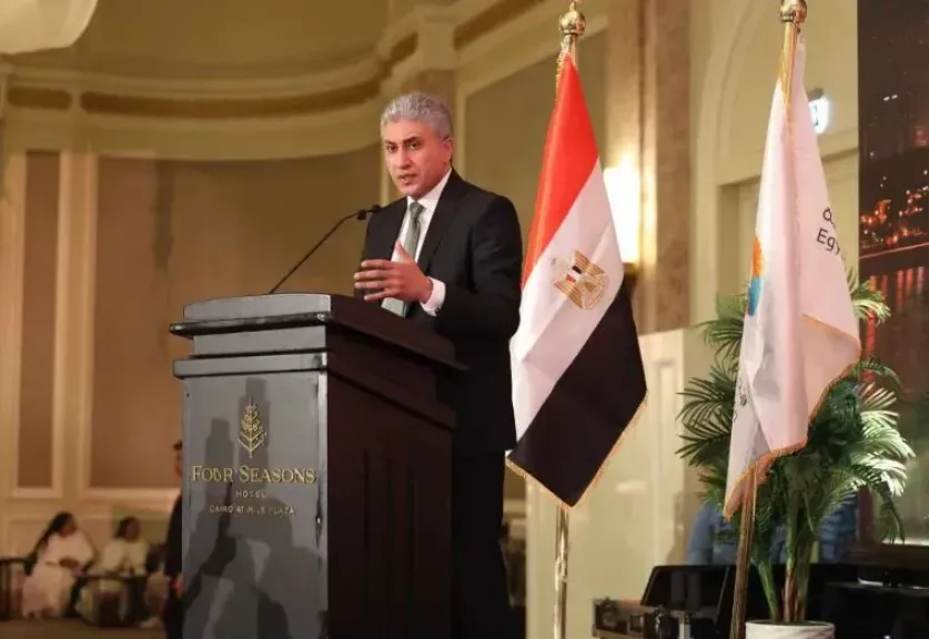 وزير السياحة يوجه بإدراج الموقع الإلكتروني للمتحف المصري الكبير على تطبيقات شركات المحمول الأربعة