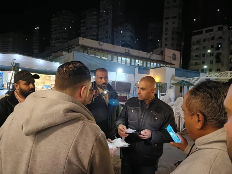 محافظ الإسكندرية.. تكثيف الحملات الرقابية على الشواطئ والمنشآت السياحية لتحقيق الانضباط