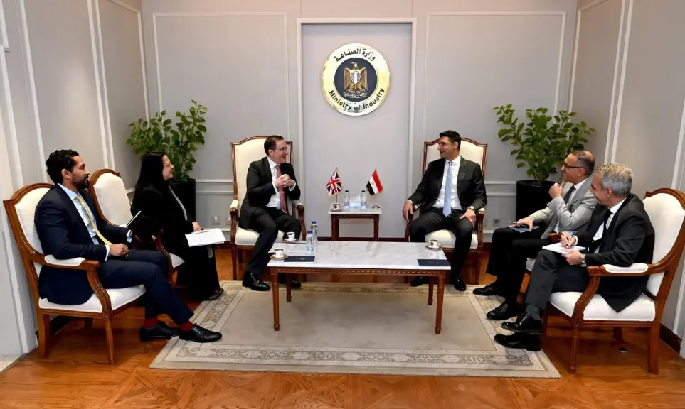 وزير الصناعة يبحث مع سفير المملكة المتحدة بالقاهرة سبل تعزيز التعاون الصناعي