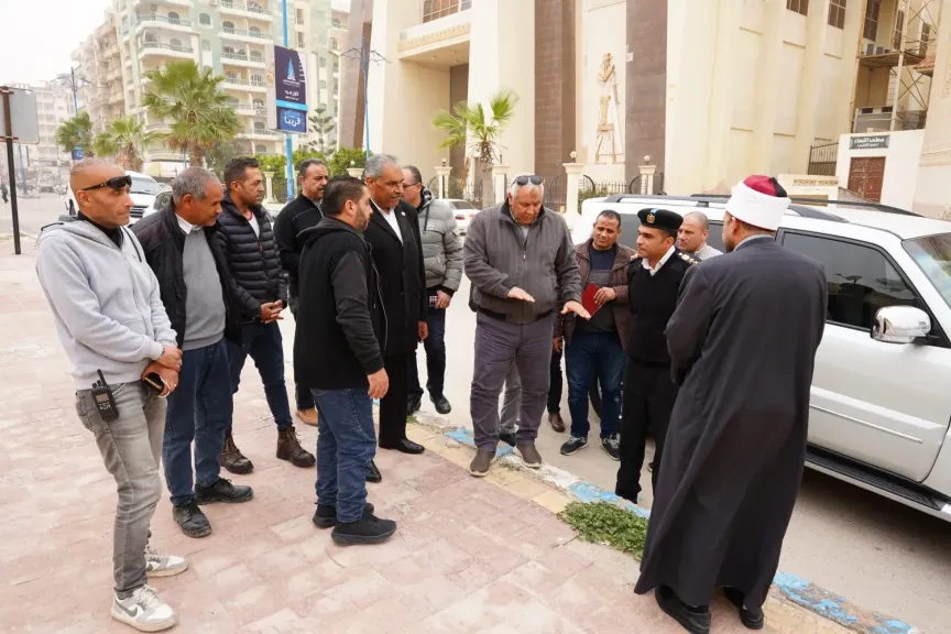 محافظ مطروح يتفقد مواقع مقترحة لانتظار السيارات لتخفيف الازدحام بكورنيش مطروح
