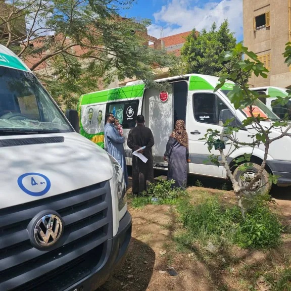 محافظ الغربية يتابع القافلة الطبية بقرية كفر الشرفا ويعلن الكشف على 1629 مواطنًا