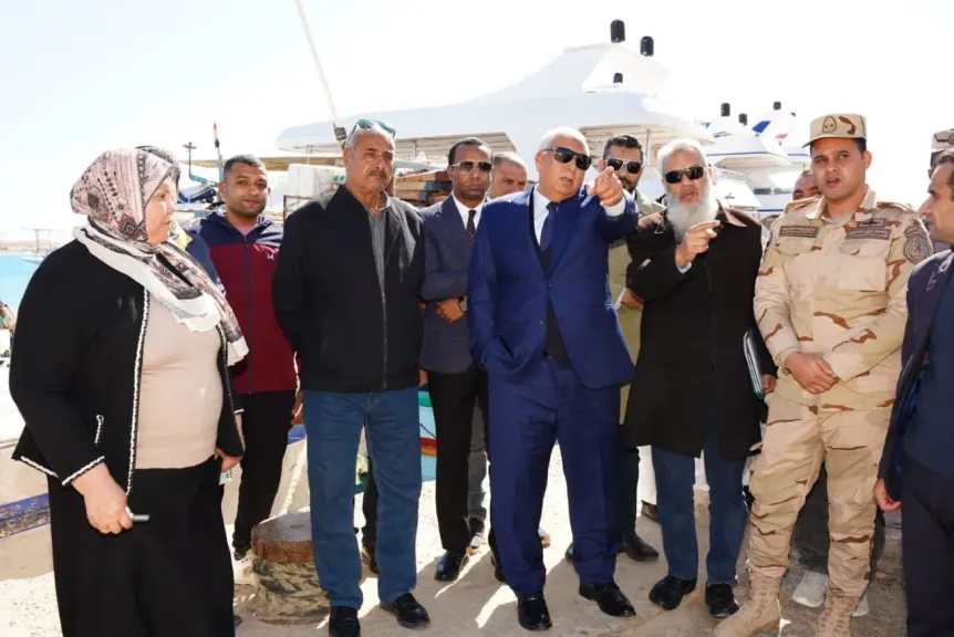 محافظ مطروح يتفقد الميناء البحري الشرقي .. نقل مؤقت لمراكب الصيد وتسريع التكريك قبل الصيف