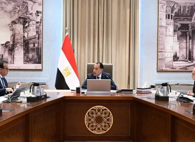 رئيس الوزراء يتابع موقف توافر المستحضرات الدوائية والخامات الفعالة بالسوق المصرية للدواء