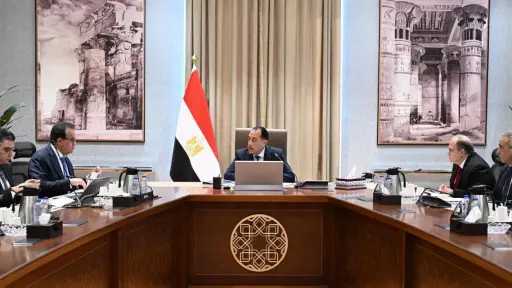 رئيس الوزراء يتابع موقف توافر المستحضرات الدوائية والخامات الفعالة بالسوق المصرية للدواء