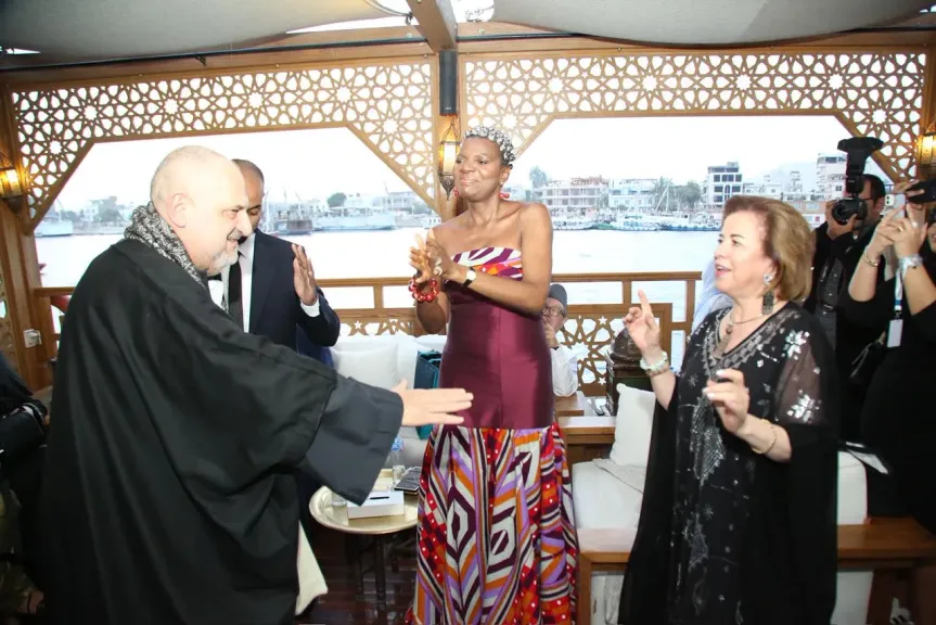 افتتاح مهرجان الأقصر الأفريقي يبدأ بمراكب ذهبيات في النيل تنقل النجوم لمعبد الأقصر