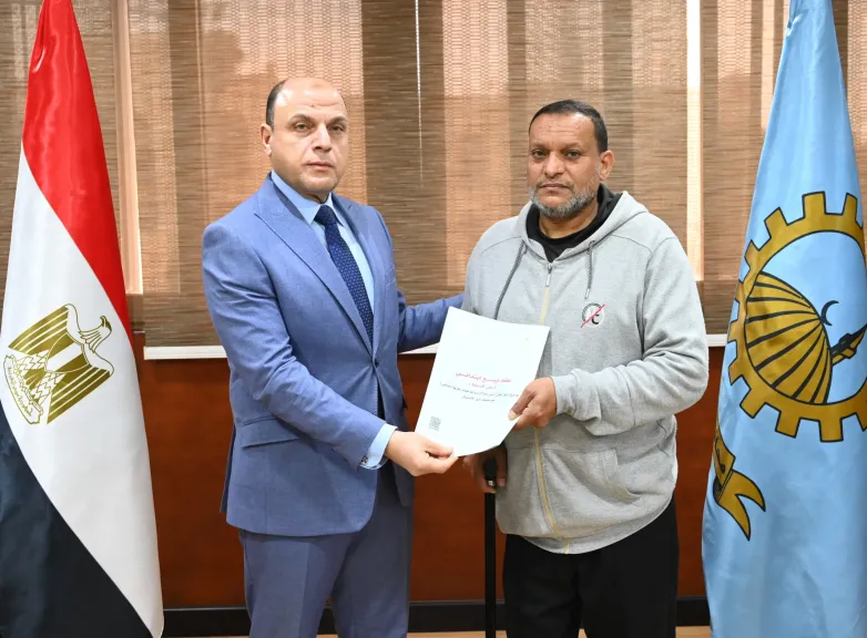 محافظ الغربية يُسلّم 10 عقود تقنين أراضي أملاك دولة للمستفيدين