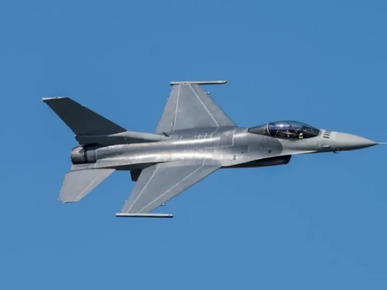 تسنيم عن الحرس الثوري: استهداف رادار الإنذار الجوي الأمريكي بدقة متناهية