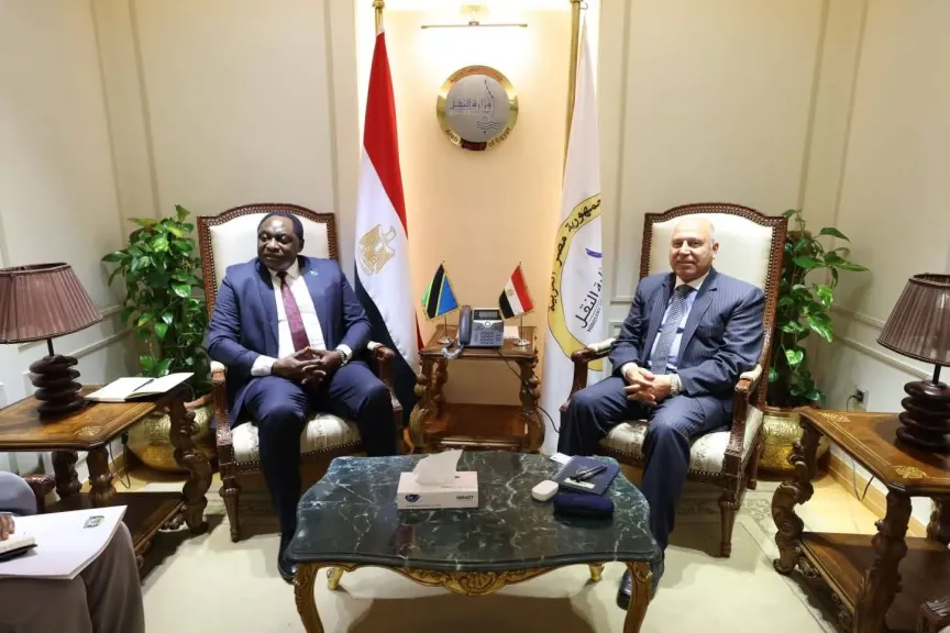 الوزير يبحث مع سفير جمهورية تنزانيا المتحدة بالقاهرة تفعيل تعاون كبير بين الجانبين في مجال النقل البحري
