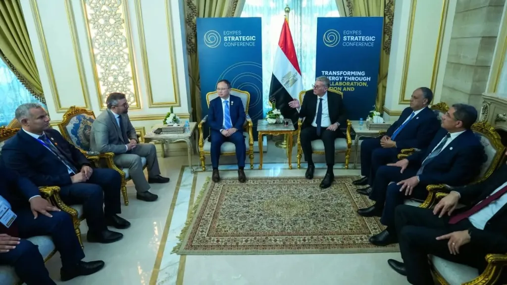 وزير البترول يبحث مع يونايتد إنرجي خطط الإنتاج بالصحراء الغربية واستخدام الطاقة الشمسية محل السولار في التشغيل