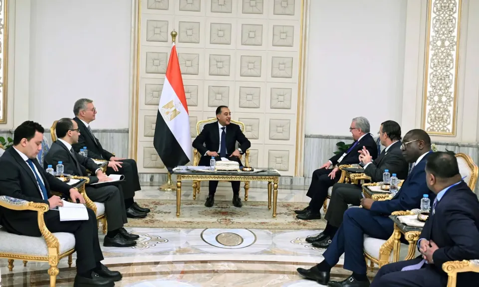 رئيس الوزراء يلتقي رئيس شركة ”شيفرون” العالمية للاستكشاف والإنتاج