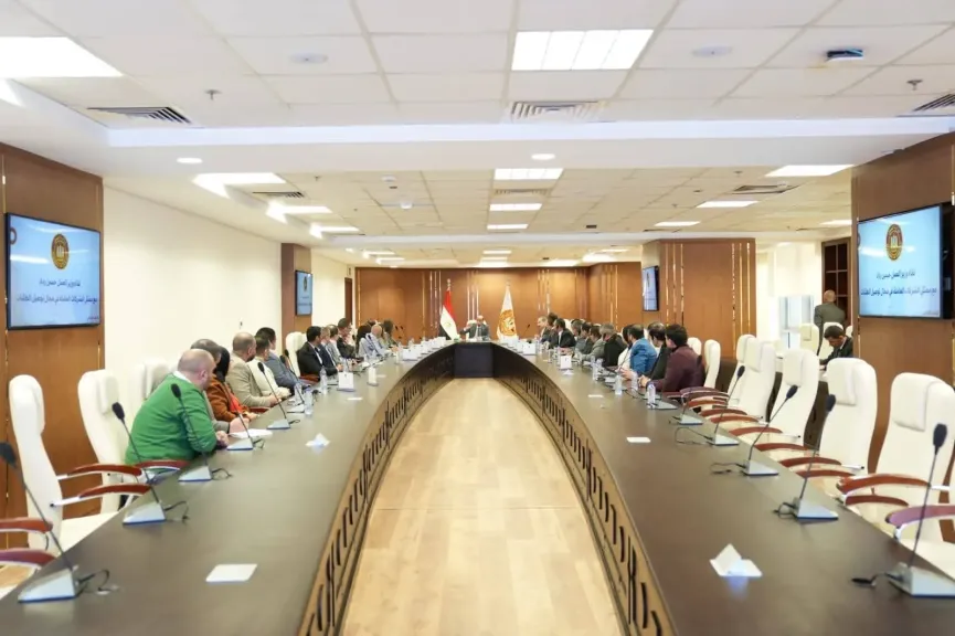 وزير العمل يلتقي ممثلي شركات توصيل الطلبات