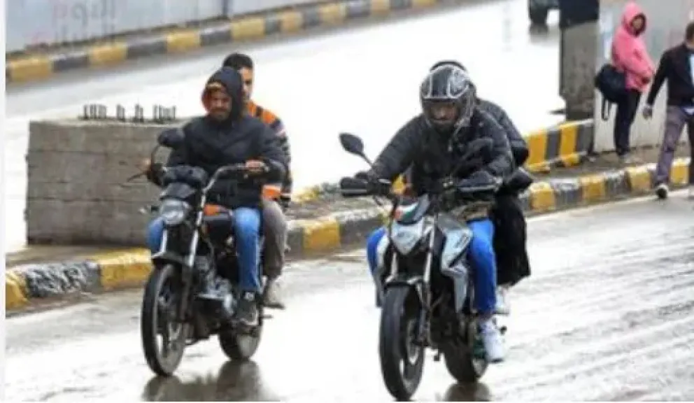 كيف تقود دراجتك بأمان أثناء الأمطار؟ نصائح عملية لتجنب الانزلاق وفقدان السيطرة