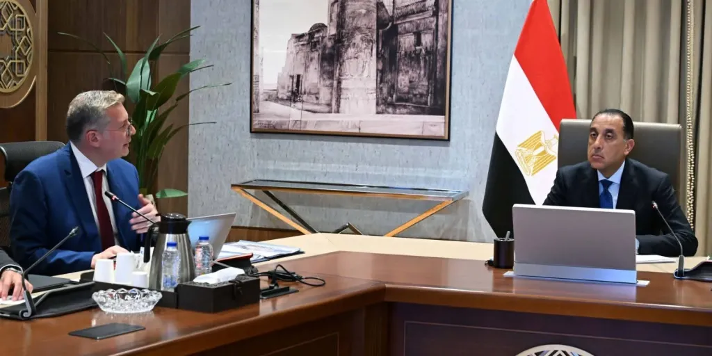 رئيس الوزراء يلتقي وزير البترول والثروة المعدنية لاستعراض عددٍ من ملفات عمل الوزارة