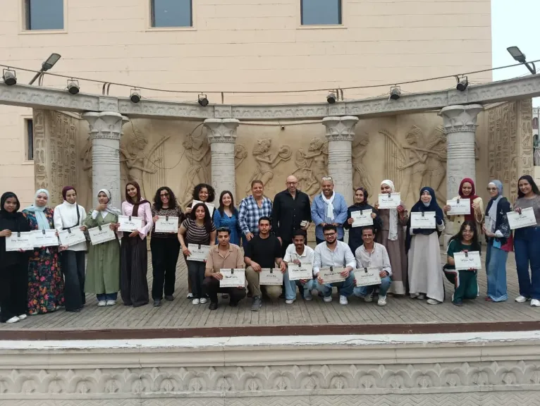 يد فؤاد ود. حسام المندوه يسلمان شهادات المشاركة للمتدربين بورش مهرجان الأقصر