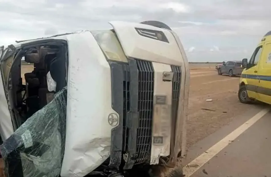 مصرع طفلة وسيدة وإصابة 6 آخرين في حادث انقلاب ميكروباص بسوهاج